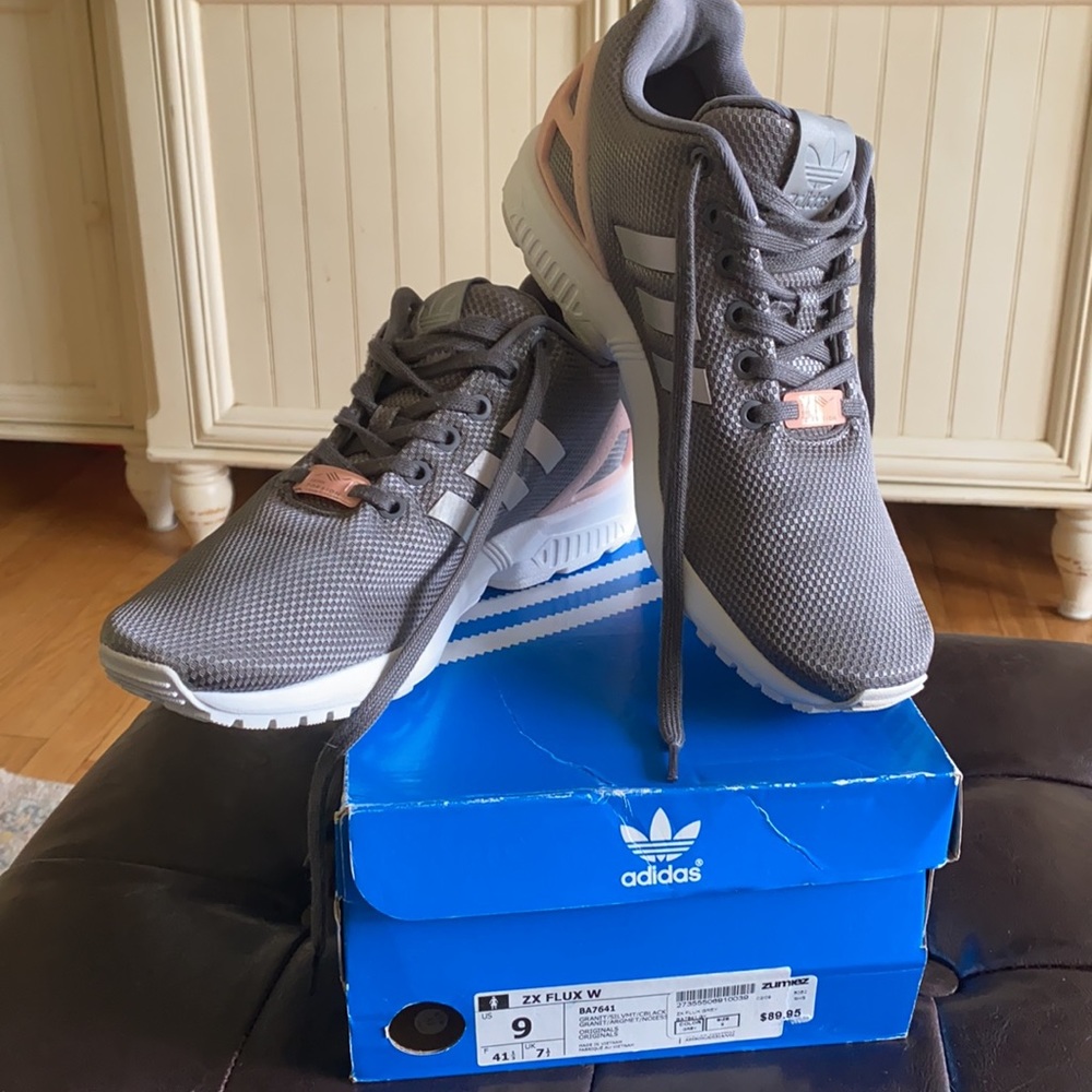 *LIKE NEW* ADIDAS ZX Flux Wmn 9 Grey w/ Lt. Pink